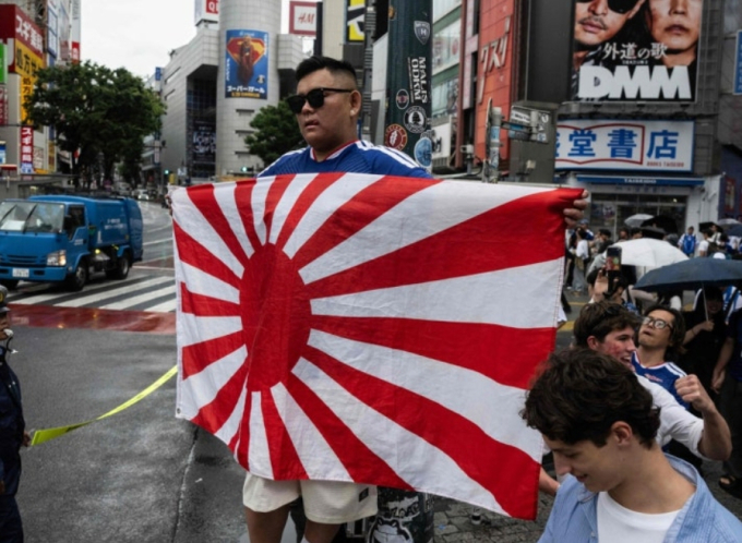 FIFAが禁止した「旭日旗」、日本の街頭応援に登場…「愚かな行為」と批判の声