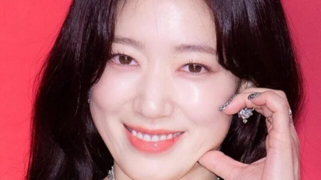 パク・シネ、妊娠中に膝をついて…衝撃の動画が拡散され話題に