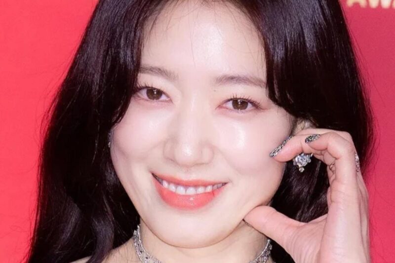 パク・シネ、妊娠中に膝をついて…衝撃の動画が拡散され話題に