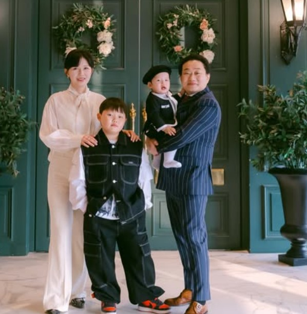 カリナム、息子の満1歳祝いの思い出を公開…「『野人時代』ではありません」のテロップに爆笑