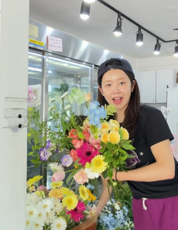 MINI(미니) 결, 꽃보다 화사한 미소…플라워 클래스에서 전한 힐링 일상