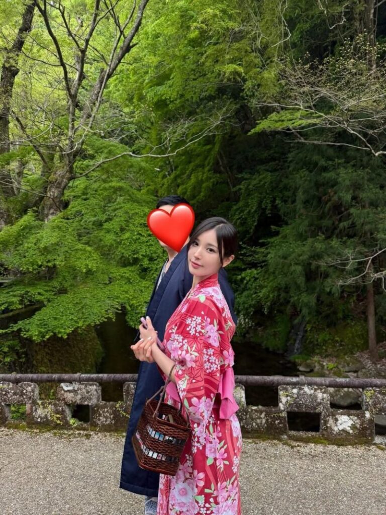 キム・ソヒ、引退2年で娘と日本に現る 15歳年上夫との結婚後も“アイドル級”美貌