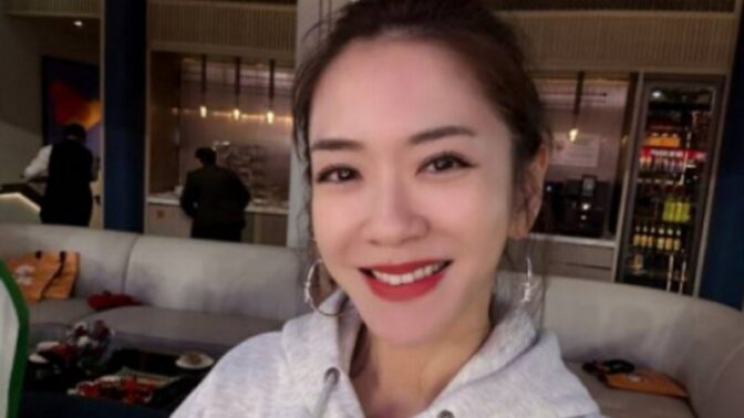 有名女優、靭帯断裂で救急搬送…「歩行困難、膝を切開の可能性」