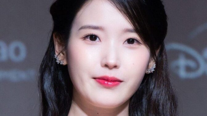 IU、イ・ジョンソクとの関係に終止符？「憶測は控えて」と異例の呼びかけ