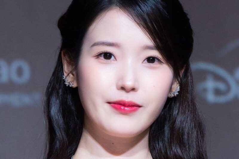 IU、イ・ジョンソクとの関係に終止符？「憶測は控えて」と異例の呼びかけ