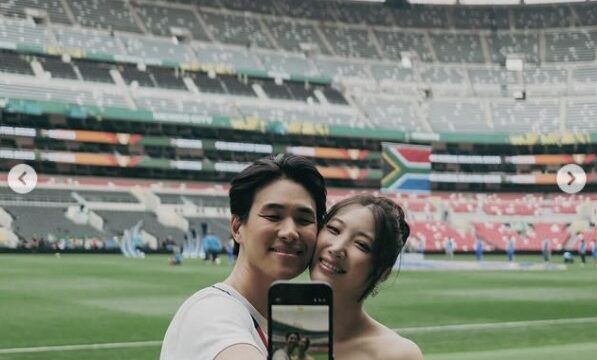 W杯開会式で圧巻のパフォーマンス、ジェイ（JAY）が婚約者サム・キムとの舞台裏ツーショットを公開