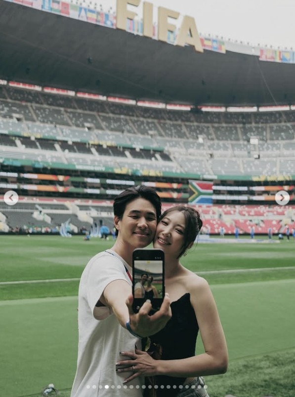 W杯開会式で圧巻のパフォーマンス、ジェイ(JAY)が婚約者サム・キムとの舞台裏ツーショットを公開