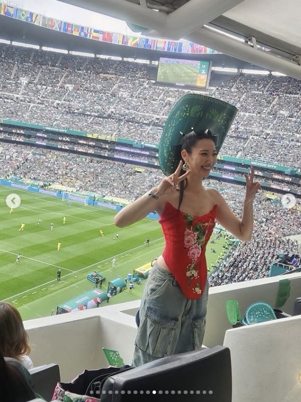 W杯開会式で圧巻のパフォーマンス、ジェイ（JAY）が婚約者サム・キムとの舞台裏ツーショットを公開