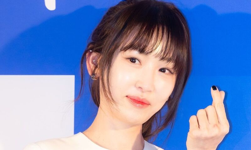 「借金11億円告白」カン・イェウォン、父の追悼公園で祈る「誕生日にまた会おう」
