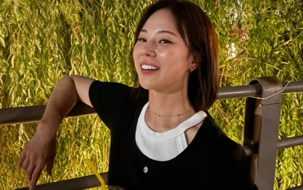 チュ・スジン、森の中で見せる眩しい笑顔…ファンからは「『野球の女王2』待ってます」の声