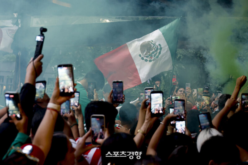 開催国メキシコの熱気凄まじい…グアダラハラ到着でファン殺到の熱狂ぶり