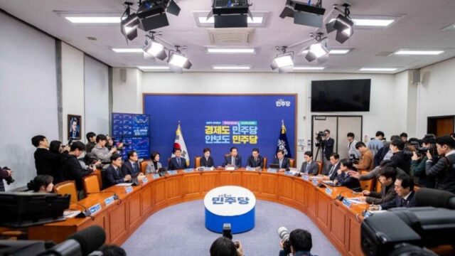 民主党、大惨敗で「撤退」へ…立て直しも困難な状況に