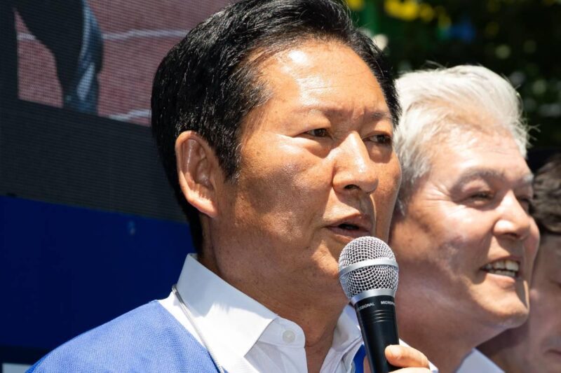 鄭清来氏、李在明氏の前で「90度」お辞儀…衝撃の光景が話題に