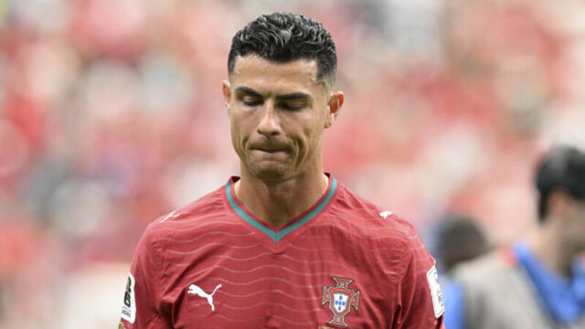 「10人と銅像1体」屈辱のW杯初戦…C・ロナウド、メッシのハットトリック直後でより悲惨な結末に