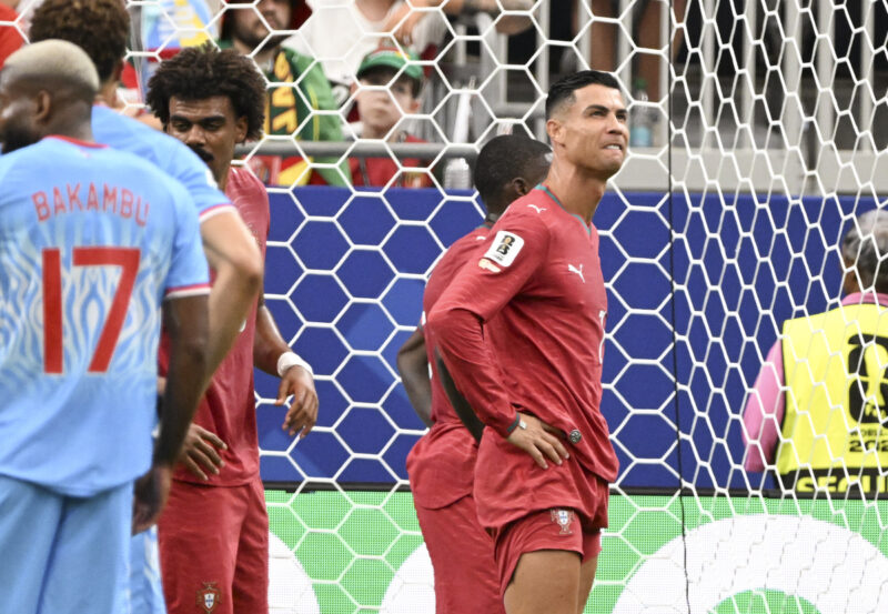 「10人と銅像1体」屈辱のW杯初戦…C・ロナウド、メッシのハットトリック直後でより悲惨な結末に