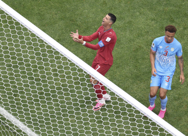 「10人と銅像1体」屈辱のW杯初戦…C・ロナウド、メッシのハットトリック直後でより悲惨な結末に