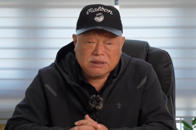 「政治活動撤回」のキム・フングク、太極旗を手に…「応援中」と明かす
