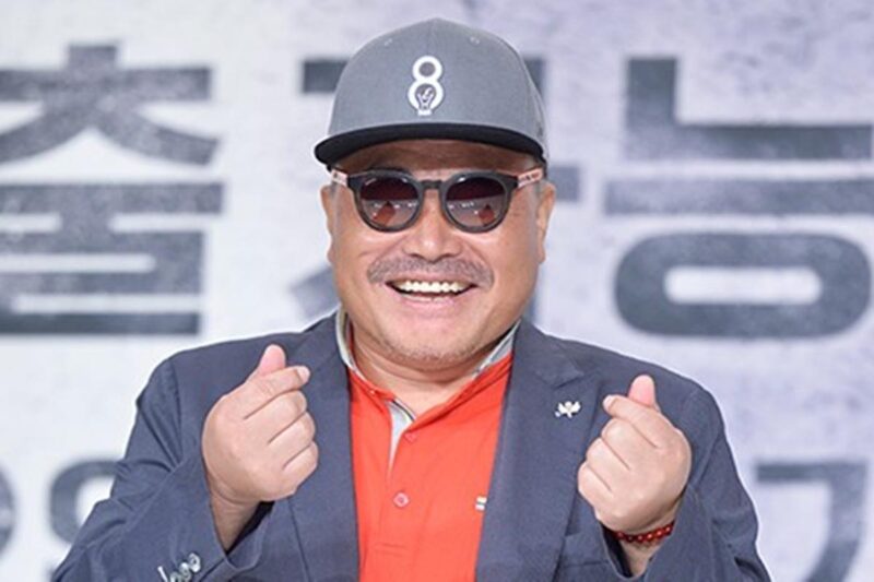 「政治活動撤回」のキム・フングク、太極旗を手に…「応援中」と明かす