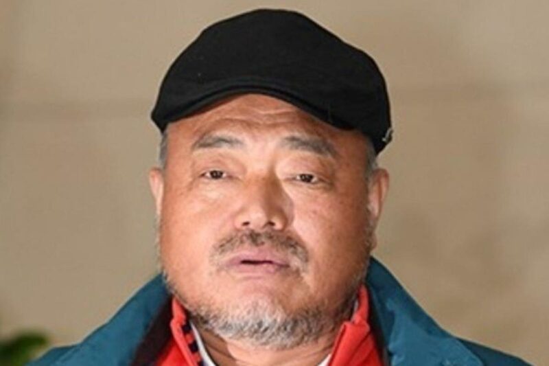 「政治活動撤回」のキム・フングク、太極旗を手に…「応援中」と明かす
