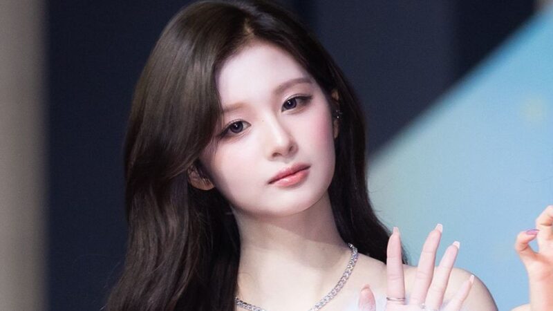 설윤, 허리 통증 여파로…싱가포르 공연은 의자에 앉은 채 진행