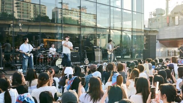FNC新人バンドAMP、再び漢江へ…新曲「コンビニの灯り」ステージ初公開