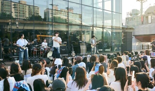 FNC新人バンドAMP、再び漢江へ…新曲「コンビニの灯り」ステージ初公開