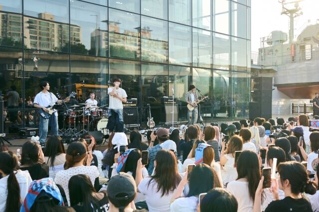 FNC新人バンドAMP、再び漢江へ…新曲「コンビニの灯り」ステージ初公開