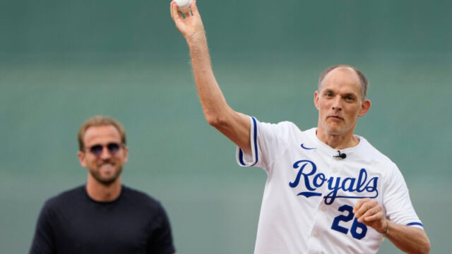 イングランド代表が野球場に登場！トゥヘル監督が始球式に登板
