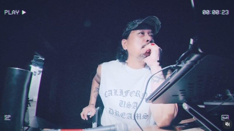 「国が大混乱寸前」…止まらないJKキム・ドンウク、新曲制作中にまた“爆発”