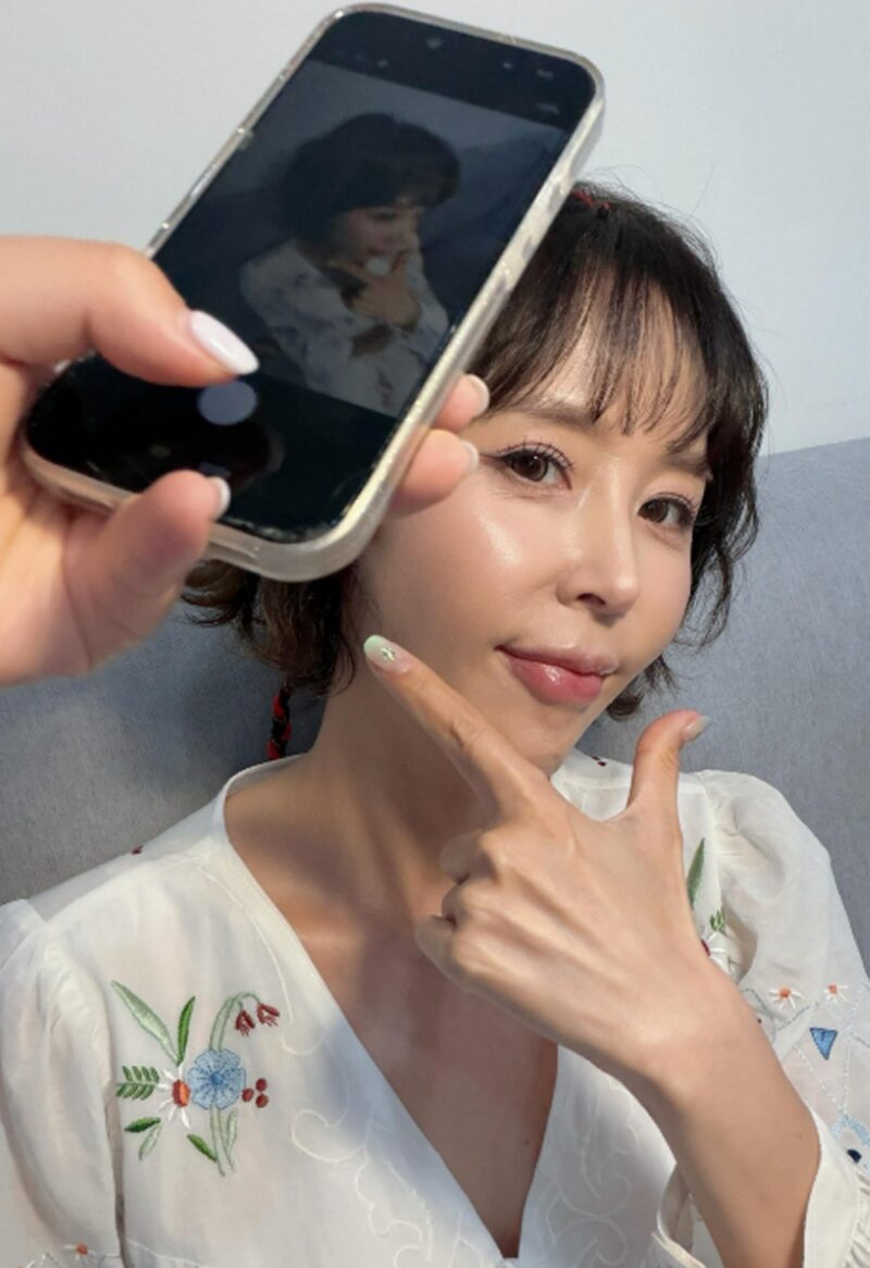 「ムン・ウォン♥」シン・ジ、異常なほど痩せたとの声…浮き出た鎖骨ラインに注目