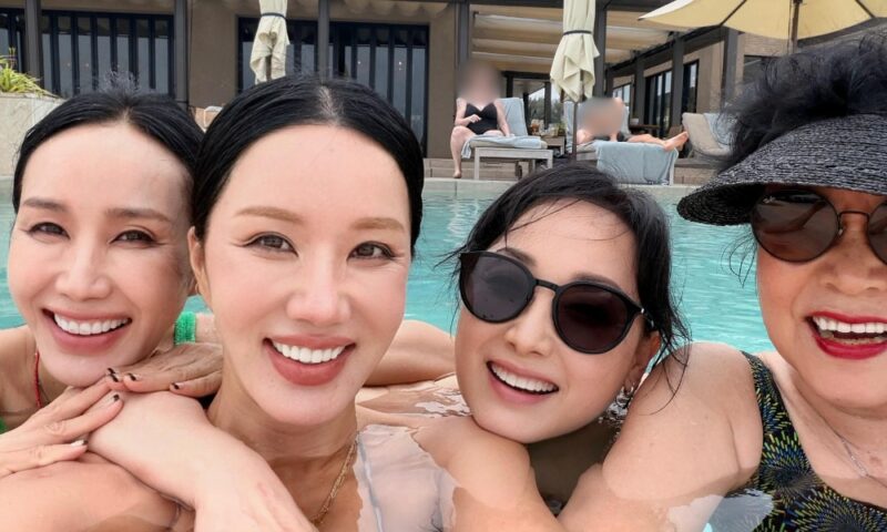 『セクシーディーヴァ』オム・ジョンファ、偉大なる遺伝子の力…「そっくりな母＋姉妹」と和やかな休暇
