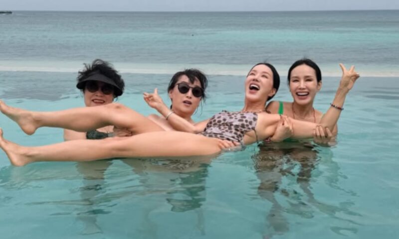 『セクシーディーヴァ』オム・ジョンファ、偉大なる遺伝子の力…「そっくりな母+姉妹」と和やかな休暇