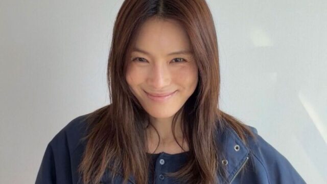 「45歳」カヒ、二児の母って本当？…くっきりとした11字腹筋→自分でも「すごくカッコいい」
