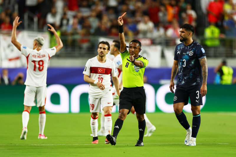 「口元隠して退場」アルミロン、FIFA新設ルールの犠牲者第1号に…ネット上で議論白熱