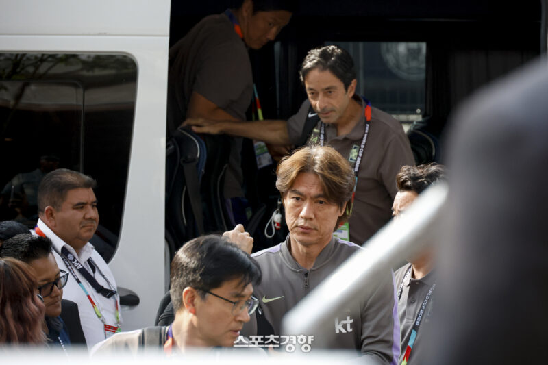 反撃へ、ホン・ミョンボ監督率いる韓国代表がモンテレイに到着 険しい表情で決意滲ませる