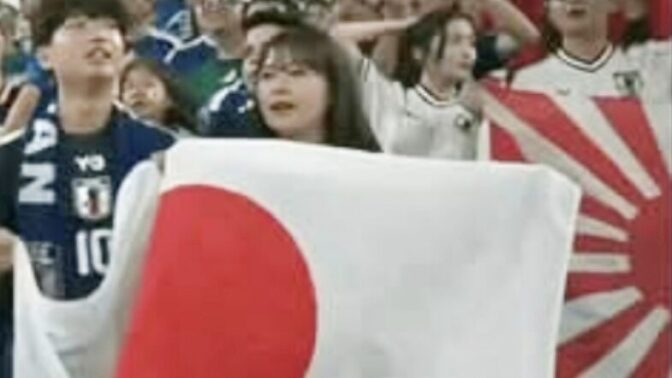 「ゴミ拾いはするが旭日旗は掲げる」韓国で批判殺到、サッカー日本代表サポーターの“二面性”にFIFAの対応求める声