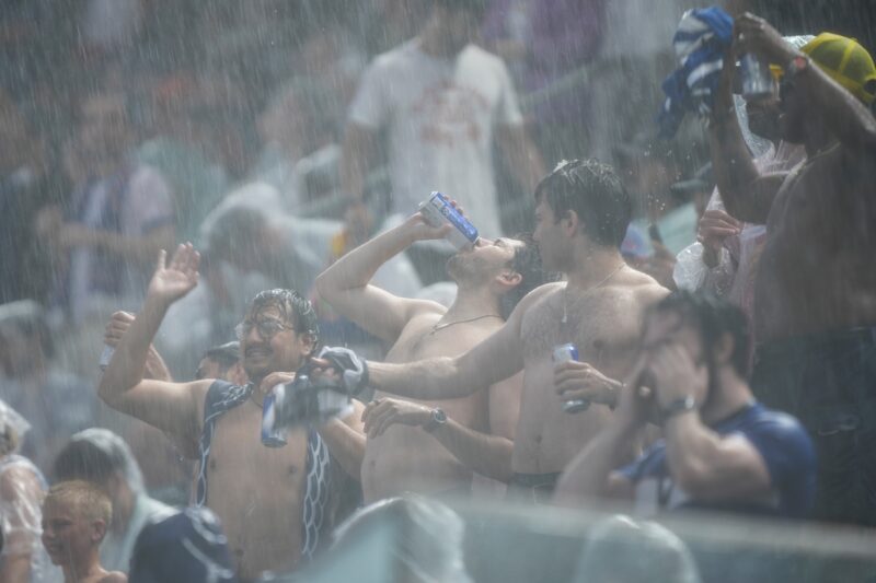 エムバペ弾も…悪天候で試合中断 豪雨と雷の影響で後半開始が遅延