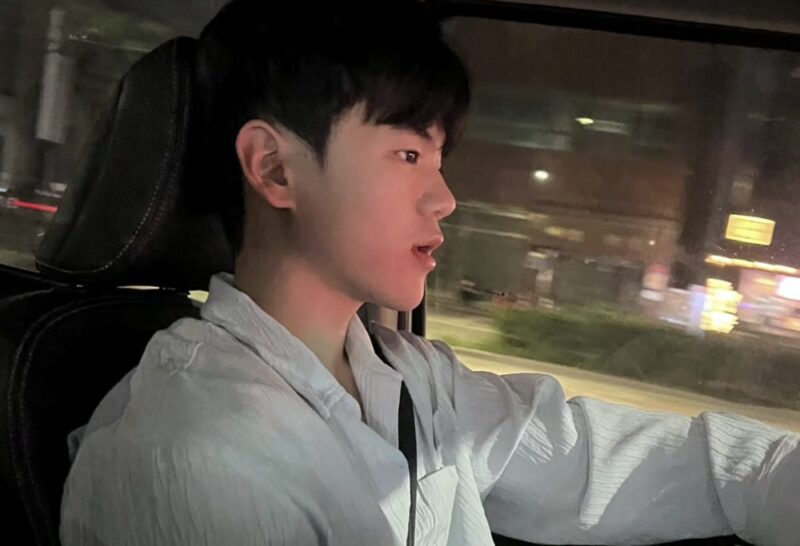 【独自】「19歳」ユン・フ、運転中の写真公開で「無免許疑惑」一蹴…「無免ライダーじゃない」