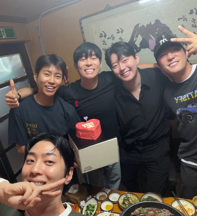 イム・ヨンウン、日焼けした顔で誕生日パーティーを満喫