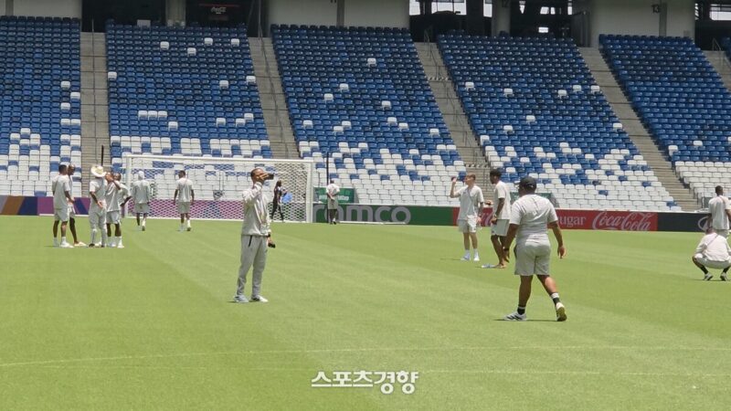 芝への適応優先で記念撮影?南ア戦勝利を目指す韓国代表の姿勢に疑問の声