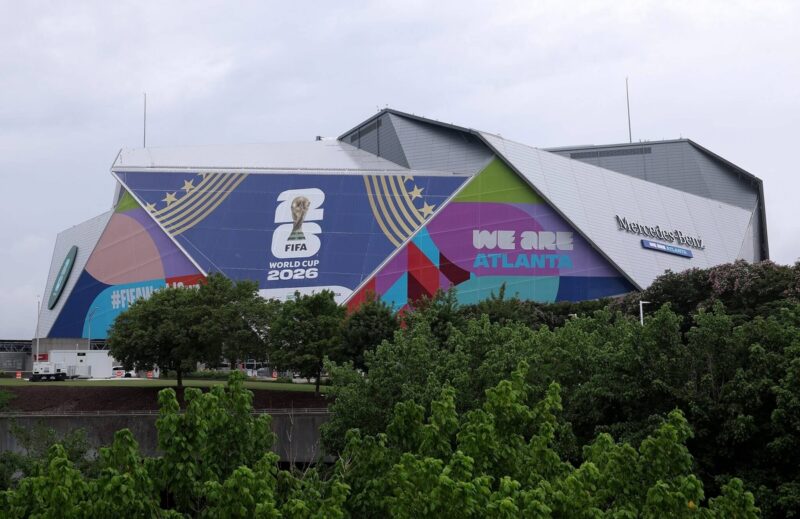 リンカーンも隠された…W杯スタジアムでベンツだけが生き残った「異様な光景」