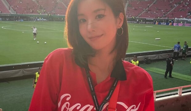 クォン・ウンビ、サッカー場で輝く「W杯の女神」ビジュアル…『トークワン25時』で熱い応援を披露