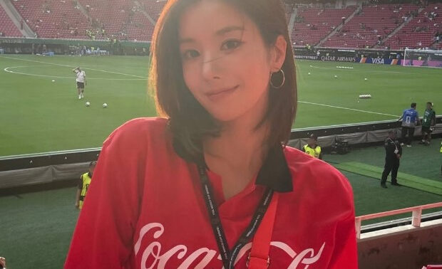 クォン・ウンビ、サッカー場で輝く「W杯の女神」ビジュアル…『トークワン25時』で熱い応援を披露
