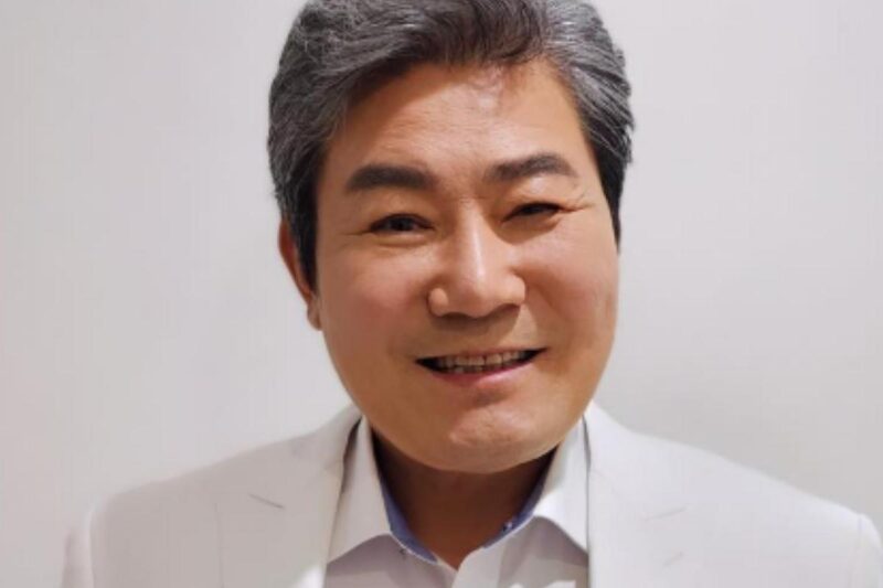 65歳チン・ソン、緊急事態にファン涙…「悲しみの渦」に包まれる