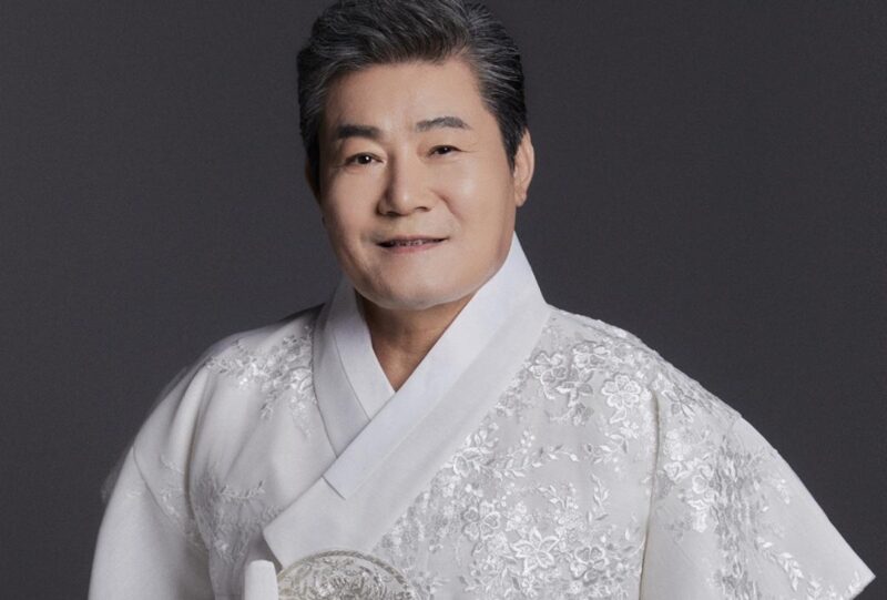 65歳チン・ソン、緊急事態にファン涙…「悲しみの渦」に包まれる