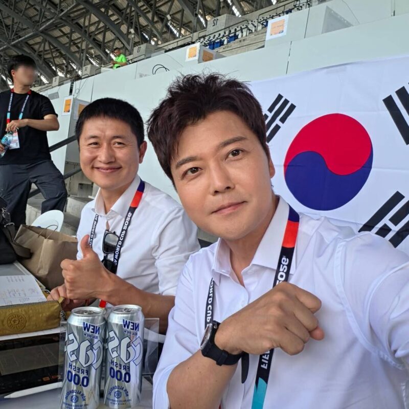 チョン・ヒョンム、デビュー戦で大活躍！イ・ヨンピョと太極旗を背にツーショット