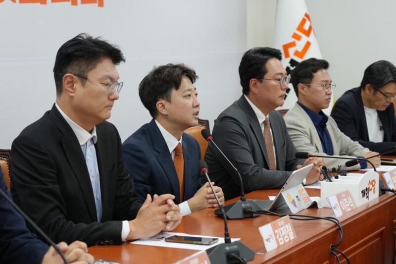 「腕をねじり上げ…」李氏の政界騒動に波紋
