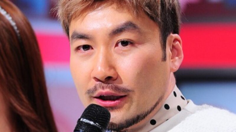 노홍철, 빨간 하이힐+스커트로 승무원 파격 변신…"성별은 관계없어"