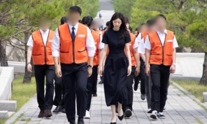 “SBS元女性アナ、財閥2世との結婚後も顕忠院で目撃「忘れない」”