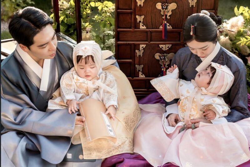 レディ・ジェイン＆イム・ヒョンテ、双子の娘の初誕生日記念写真公開　家族4人揃って